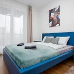 Waterfront Azure Loft With Free Parking Appartamento