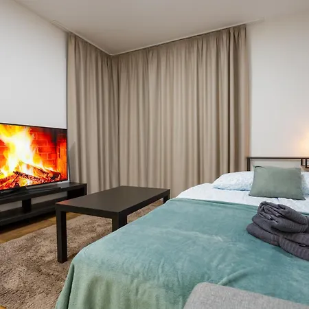 Waterfront Azure Loft With Free Parking شقة