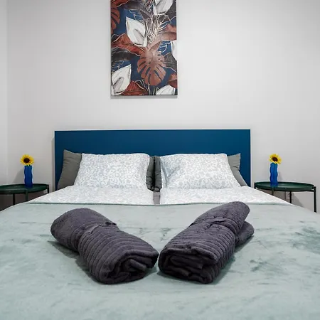 Waterfront Azure Loft With Free Parking شقة