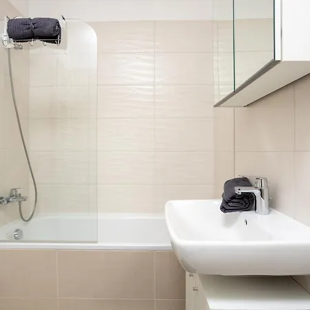 Waterfront Azure Loft With Free Parking شقة
