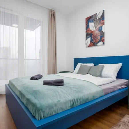 Waterfront Azure Loft With Free Parking شقة