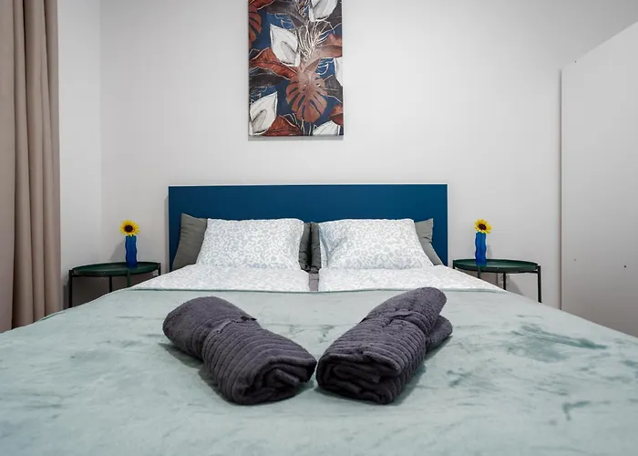 Waterfront Azure Loft With Free Parking Apartament